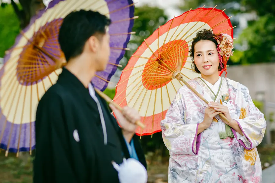 番傘の新郎新婦
